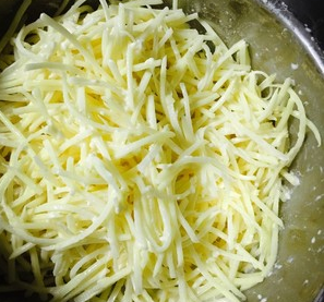怎样做土豆饼又香又脆,简单美味5分钟做出来