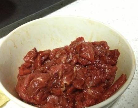 大厨教你怎样把牛肉炒得又嫩又好吃，和什么一起炒更美味