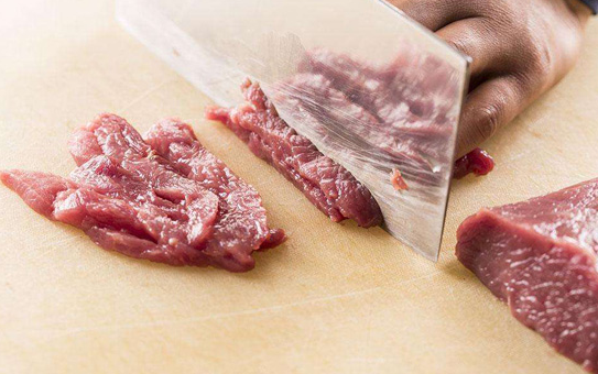 大厨教你怎样把牛肉炒得又嫩又好吃,和什么一起炒更美味