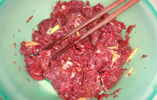 大厨教你怎样把牛肉炒得又嫩又好吃,和什么一起炒更美味