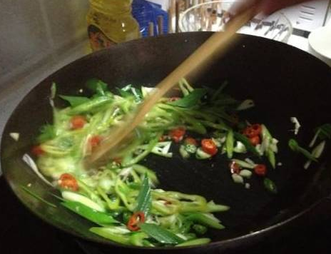 大厨教你怎样把牛肉炒得又嫩又好吃，和什么一起炒更美味