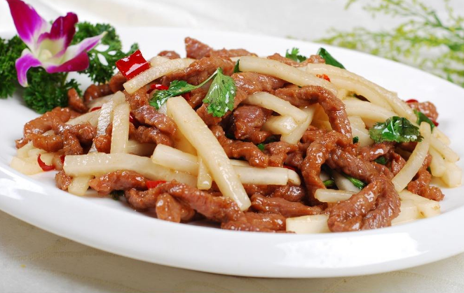 大厨教你怎样把牛肉炒得又嫩又好吃,和什么一起炒更美味