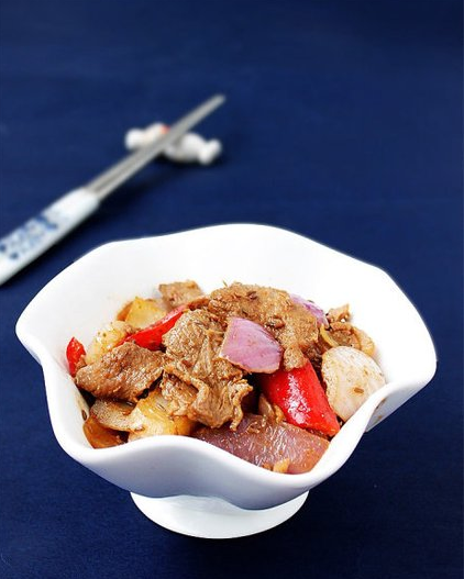 大厨教你怎样把牛肉炒得又嫩又好吃，和什么一起炒更美味