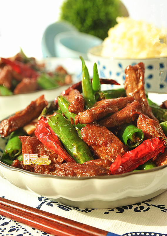 大厨教你怎样把牛肉炒得又嫩又好吃，和什么一起炒更美味