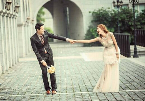 拍婚紗照怎么擺姿勢(shì)好看，幾套禮服如何挑選