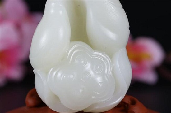 羊脂白玉能合碧玺一起带吗