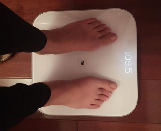 体重秤站中间还是两边 为什么体重秤一会轻一会重