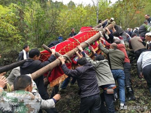 农村老人去世，以前乡亲都去帮忙，现在没人帮忙了，以后怎么办？