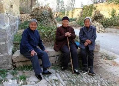 农村老人去世，以前乡亲都去帮忙，现在没人帮忙了，以后怎么办？