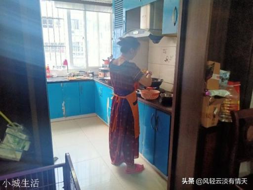 在婆婆家，我在厨房做饭，其他人却没有等我先吃了？好几次都这样，你们怎么看待这个问题？