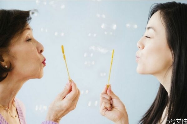 不要把婆婆当亲妈对待 怎样对付城府深的婆婆