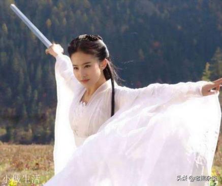 黄蓉指责杨过和小龙女乱辈份，但黄蓉和郭靖不也同样乱辈份了吗？