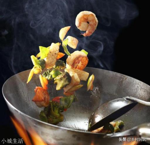 发现一个问题，一些南方厨师用的锅没有手柄，炒菜还得拿个毛巾，为啥不像北方一样有手柄呢？