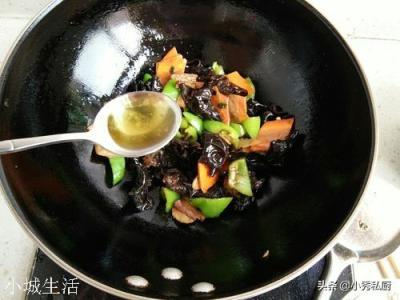 厨师做菜最后总要加点明油,明油是什么?怎么做味道才好?