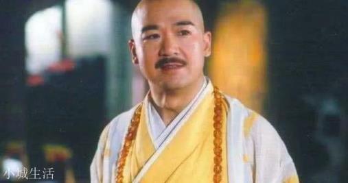 《倚天屠龙记》小说里,成昆绰号是混元霹雳手,为什么从来都没有见过成昆的混元功呢?