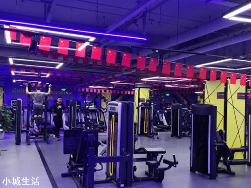 当你在健身房健身，旁边有人做奇怪的动作，你会怎么反应？
