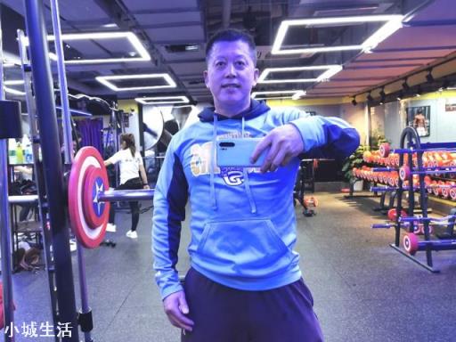 当你在健身房健身，旁边有人做奇怪的动作，你会怎么反应？
