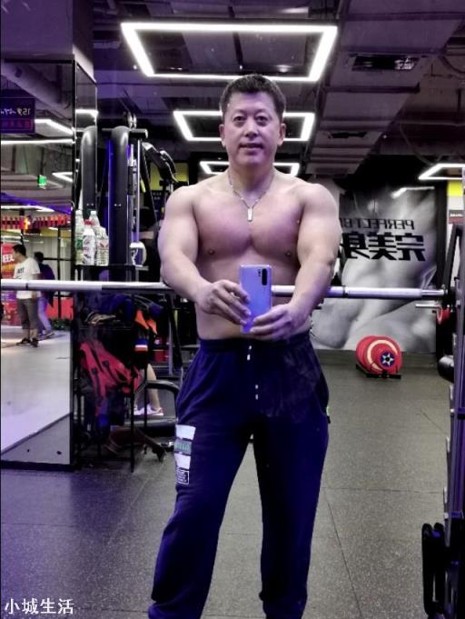 当你在健身房健身，旁边有人做奇怪的动作，你会怎么反应？