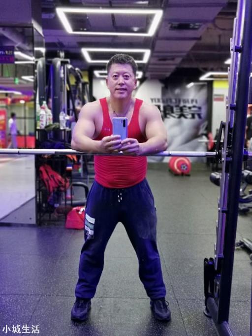 当你在健身房健身，旁边有人做奇怪的动作，你会怎么反应？