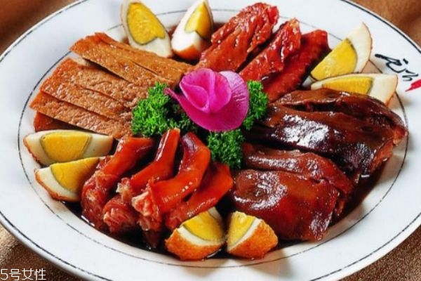 卤菜出锅后10分钟就变黑了怎么回事 卤菜防黑最佳方法
