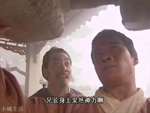 武松能将四五百斤的石墩抛起一丈高,相国寺的垂柳他能拔起来么?