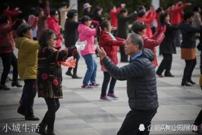 看上了跳广场舞的单身阿姨，心动了怎么办？