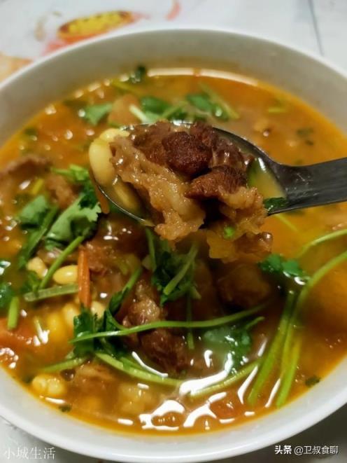 炖牛肉时加茶叶是放红茶还是绿茶？有什么依据吗？