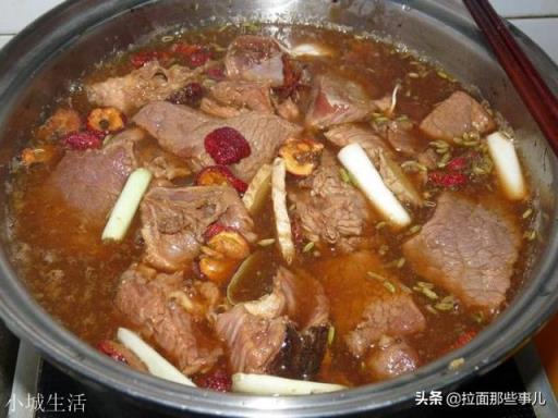 炖牛肉时加茶叶是放红茶还是绿茶？有什么依据吗？