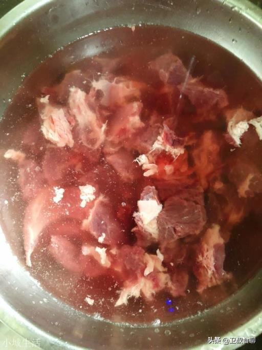 炖牛肉时加茶叶是放红茶还是绿茶？有什么依据吗？