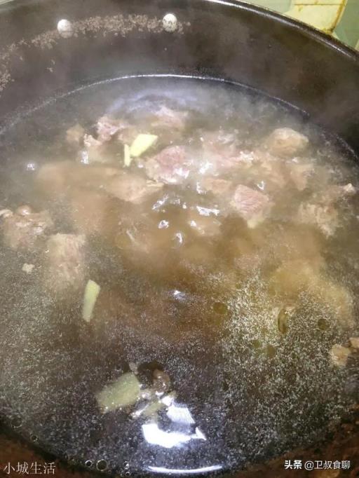 炖牛肉时加茶叶是放红茶还是绿茶？有什么依据吗？