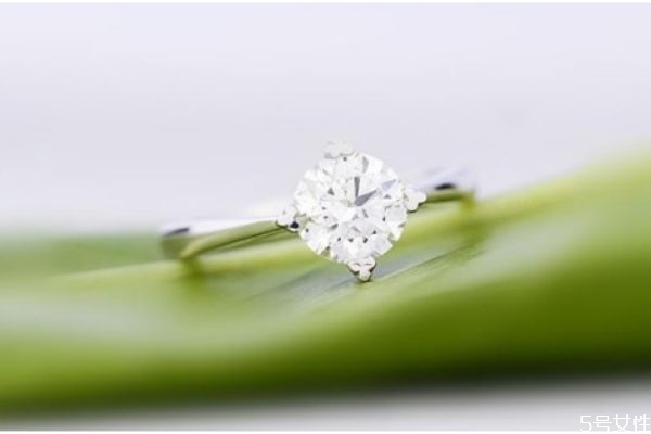 订婚戒指戴哪个手指 订婚戒指一般多少价位