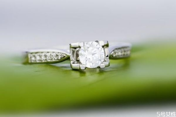 订婚戒指戴哪个手指 订婚戒指一般多少价位