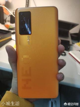 在線求一款中端機，性能強且充電快，有推薦不？