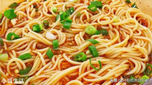 为什么汉堡包菜肉搭配均衡却是垃圾食品，牛肉面高盐高油全是面，没肉却不是？