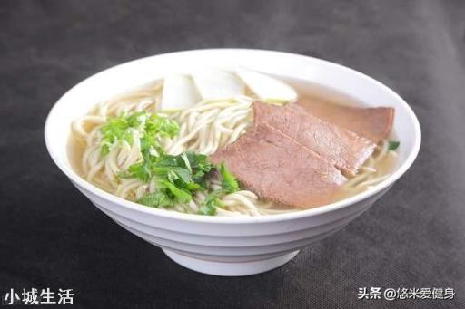 为什么汉堡包菜肉搭配均衡却是垃圾食品，牛肉面高盐高油全是面，没肉却不是？