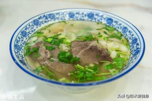 为什么汉堡包菜肉搭配均衡却是垃圾食品，牛肉面高盐高油全是面，没肉却不是？