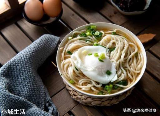 为什么汉堡包菜肉搭配均衡却是垃圾食品，牛肉面高盐高油全是面，没肉却不是？