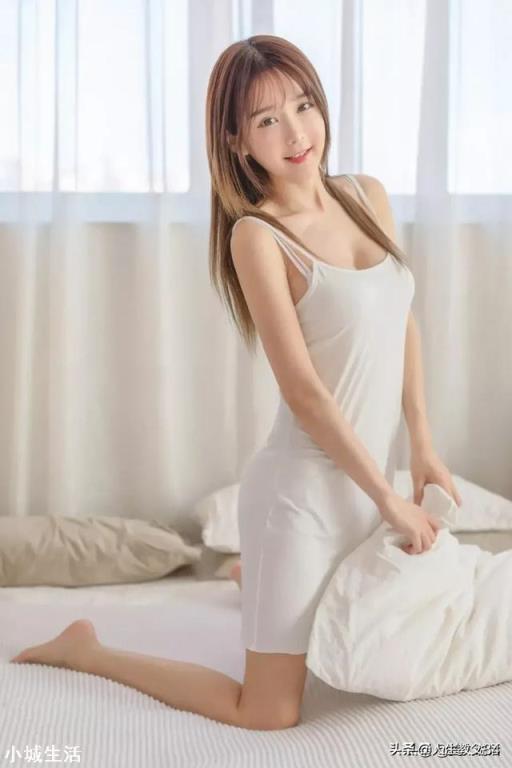 一个外貌普通但不丑的年轻妹子和一个漂亮的大龄剩女，你会选择哪个？为什么？