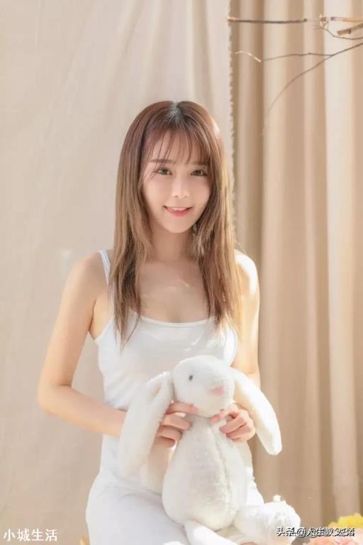 一个外貌普通但不丑的年轻妹子和一个漂亮的大龄剩女，你会选择哪个？为什么？