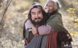 《水浒传》李逵杀人不眨眼，为什么怕武功不好的宋江？