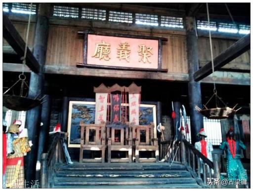 《水浒传》李逵杀人不眨眼，为什么怕武功不好的宋江？