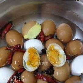 腌鸡蛋时把鸡蛋放在坛子里然后用烧开的盐水直接倒进去行吗？
