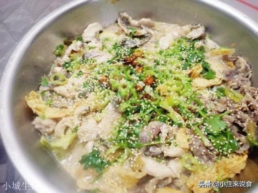 做酸菜鱼，是先放酸菜还是先放鱼？