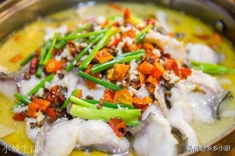 做酸菜鱼，是先放酸菜还是先放鱼？
