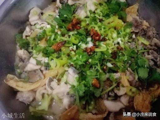 做酸菜鱼，是先放酸菜还是先放鱼？