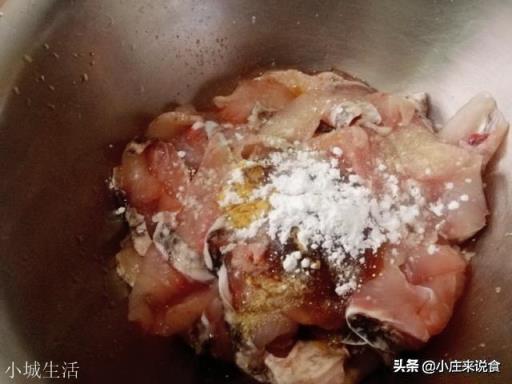做酸菜鱼，是先放酸菜还是先放鱼？