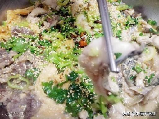 做酸菜鱼，是先放酸菜还是先放鱼？