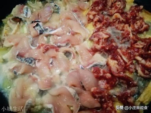 做酸菜鱼，是先放酸菜还是先放鱼？