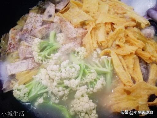 做酸菜鱼，是先放酸菜还是先放鱼？
