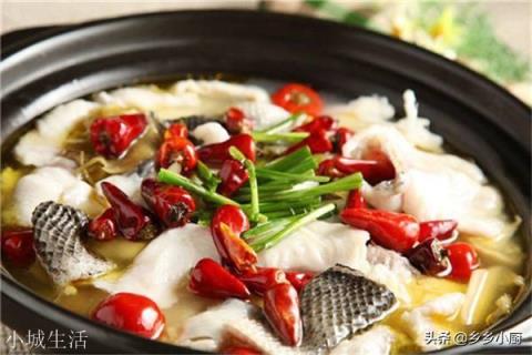 做酸菜鱼，是先放酸菜还是先放鱼？